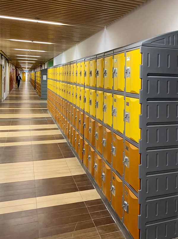 Une école, un couloir, des Casiers TOPPehd pour tous les élèves.